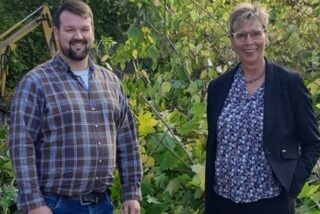 Bürgermeisterin Ulrike Drossel begrüßt Christoph Piepke, neuer Fachbereichsleiter des Baubetriebshof in Holzwickede.