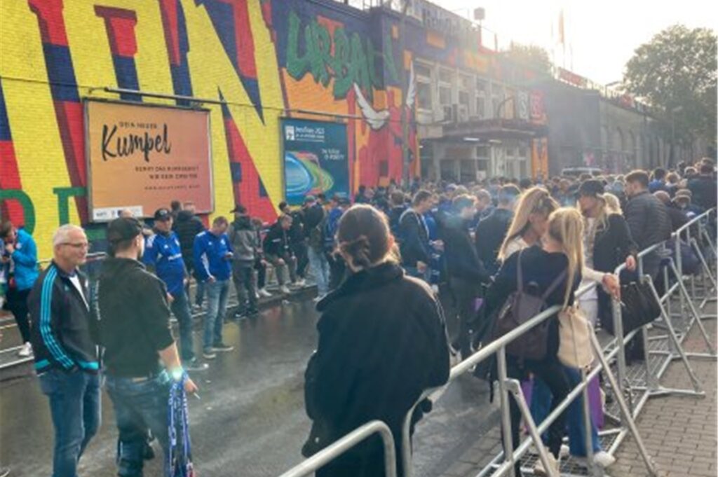 Absperrgitter am Hauptbahnhof bei der Anreise vom Schalke-Fans am 17.9. Absperrgitter am Hauptbahnhof bei der Anreise vom Schalke-Fans am 17.9.