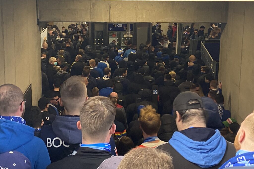 Bochumer Fußballfans im Hauptbahnhof Dortmund. Bochumer Fußballfans im Hauptbahnhof Dortmund.