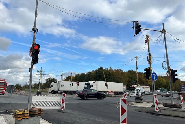 Das Rechtsabbiegen an der Baustelle B54 aus Richtung Dortmund auf die B236 ist derzeit nicht erlaubt. Viele biegen trotzdem einfach rechts ab.