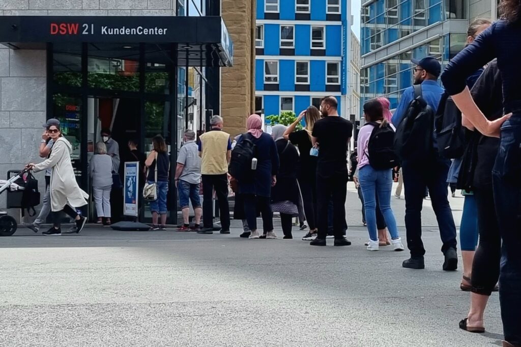 Zum Verkaufsstart fürs 9-Euro-Ticket hat sich eine lange Schlange vor dem DSW21-Kundencenter gebildet. Zum Verkaufsstart fürs 9-Euro-Ticket hat sich eine lange Schlange vor dem DSW21-Kundencenter gebildet.