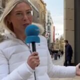 Reporterin Maren Carle vor der Dortmunder Karstadt-Filiale