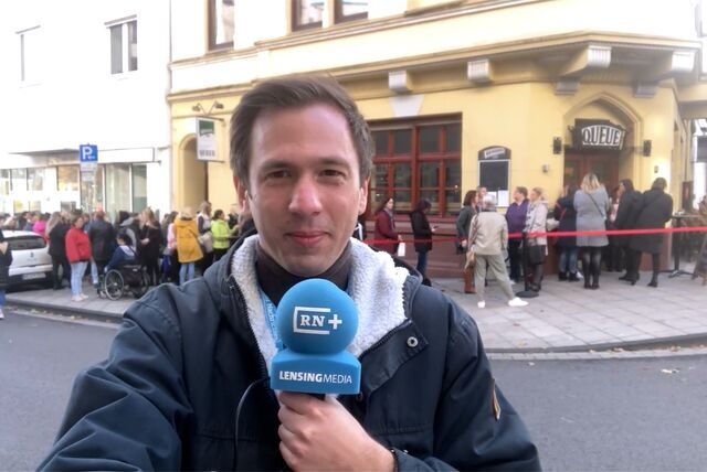 Vor ihrem Konzert in der Westfalenhalle treffen die Backstreet Boys einige ihrer Fans im Hörder Cabaret Queue. Unser Reporter Bastian Pietsch berichtet live.