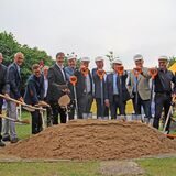 Im Juni dieses Jahres setzten Vertreter von Stadt Lünen, Lüner Stadtwerken, Land und Bund sowie der ausführenden Firma FibraKom aus Siegburg den Startschuss für den Glasfaserausbau in Lünen.