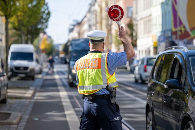 Polizist bei Verkehrskontrolle