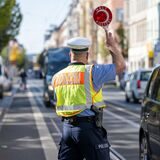 Polizist bei Verkehrskontrolle