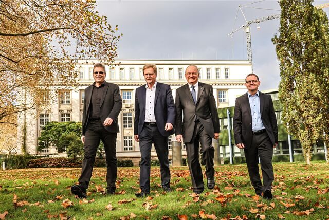 Die Dezernenten Arnulf Rybicki (v.l.) und Ludger Wilde besiegelten mit Dr. Jens Reichel und Klaus Janhofer von Thyssenkrupp Steel die Übergabe von Flächen der Westfalenhütte an die Stadt Dortmund.