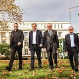 Die Dezernenten Arnulf Rybicki (v.l.) und Ludger Wilde besiegelten mit Dr. Jens Reichel und Klaus Janhofer von Thyssenkrupp Steel die Übergabe von Flächen der Westfalenhütte an die Stadt Dortmund.