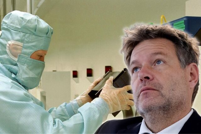 Bundeswirtschaftsminister Robert Habeck und ein Mitarbeiter einer Chip-Fabrik.