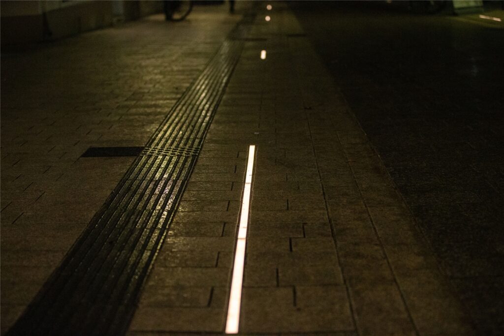 Massener Straße in Unna bei Nacht Lichtleiste Massener Straße in Unna bei Nacht Lichtleiste