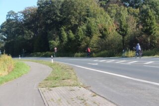 Der Radweg an der B236 wird erneut saniert.