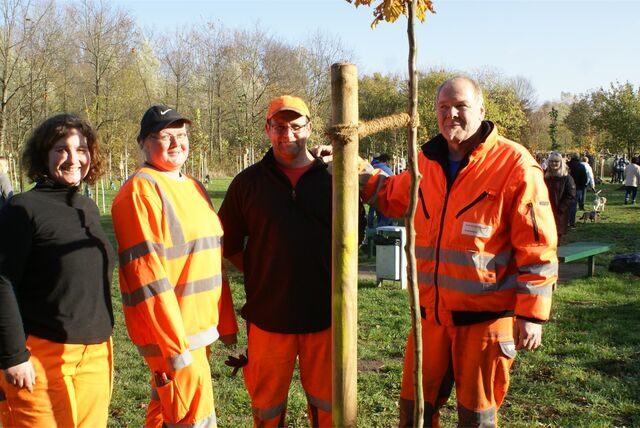 16 Jahre lang hat die Bauhof-Kolonne die Löcher für die Pflanzfeste im Jubiläumswald Bergkamen ausgehoben. Nun durfte sie den letzten Baum pflanzen.