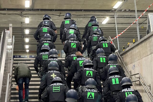 Die Polizei war rund um das „kleine Revierderby“ zwischen Dortmund und Bochum mit starken Polizeikräften im Einsatz.
