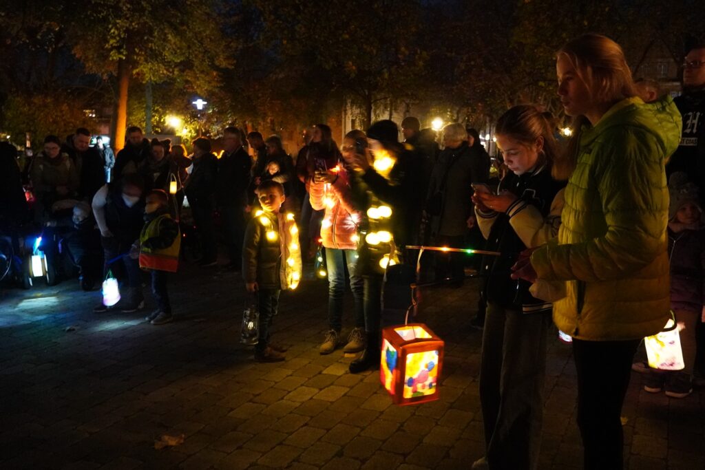 Laternen leuchten beim St. Martinszug der Kolpingsfamilie in Holzwickede.