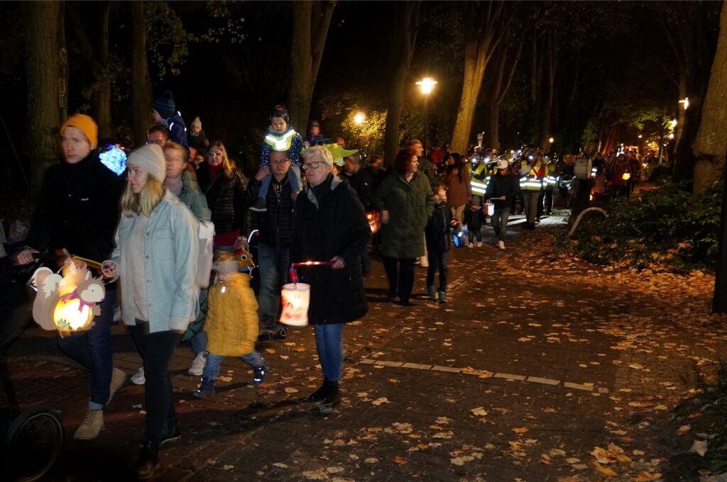 Über 500 Teilnehmer ziehen beim Marzinsug in Holzwickede von der evangelischen zur katholischen Kirche.