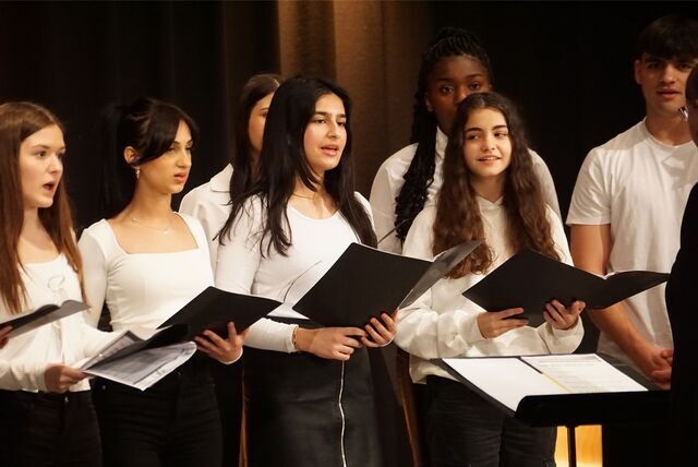 Der Oberstufenchor des Gymnasiums beim Auftritt im „PZ“: Das Publikum schnipst im Rhythmus mit.