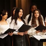 Der Oberstufenchor des Gymnasiums beim Auftritt im „PZ“: Das Publikum schnipst im Rhythmus mit.