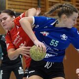 HSG-Akteurin Klara Rosenthal (l.) bei der Deckungsarbeit gegen Jona Krollmann (r.). Es war ein umkämpftes Spiel mit dem besseren Ende für den Königsborner SV.