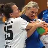 HVE-Spielerin Lena Schroer (M.) wird hier von Julia Rufaut (l.) und Ann Hering in die Mangel genommen.