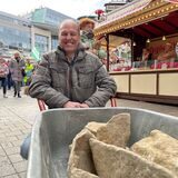 Der Dortmunder Gereon Kater ist am Sonntag mit seiner Schubkarre zum Alten Markt gekommen, um sich Steine der alten Dortmunder Stadtmauer abzuholen.