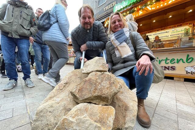 Die Dortmunder Martin und Sonja Titt haben sich am Sonntag Steine der mittelalterlichen Stadtmauer gesichert.