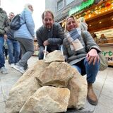 Die Dortmunder Martin und Sonja Titt haben sich am Sonntag Steine der mittelalterlichen Stadtmauer gesichert.