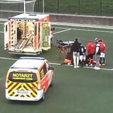 Notarzt und Krankenwagen waren zur Versorgung des verletzten Spielers vor Ort.
