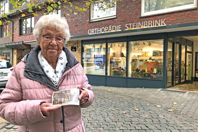 Maria Schnatmann auf dem Roggenmarkt – dort, wo früher einmal die Häuser ihrer jüdischen Nachbarn und ihrer Familie standen.