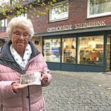 Maria Schnatmann auf dem Roggenmarkt – dort, wo früher einmal die Häuser ihrer jüdischen Nachbarn und ihrer Familie standen.