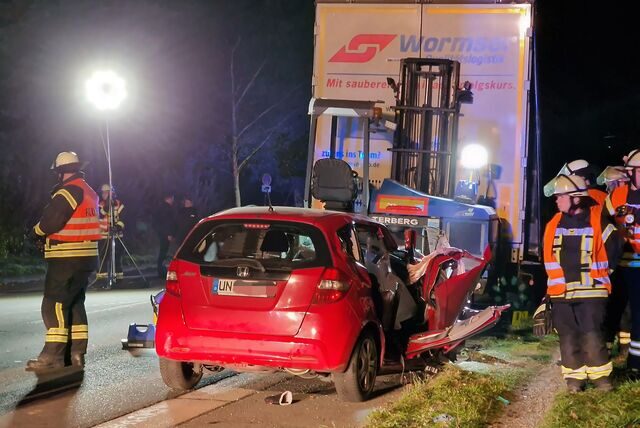 Der Fahrer dieses Kleinwagens starb bei dem Unfall am 6. November, als er ungebremst gegen einen teilweise auf der Straße geparkten LKW prallte.