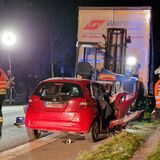 Der Fahrer dieses Kleinwagens starb bei dem Unfall am 6. November, als er ungebremst gegen einen teilweise auf der Straße geparkten LKW prallte.