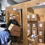 In der Woolworth-Filiale im Unnaer Einkaufszentrum Neue Mühle räumt ein Mitarbeiter Kartons mit Waren aus.