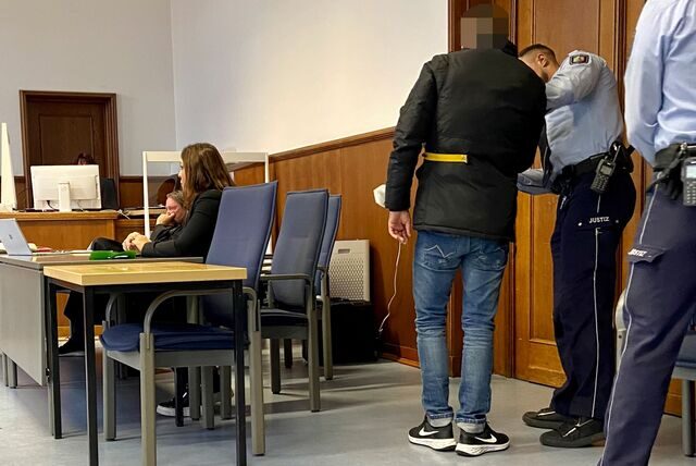 Der Angeklagte (r.) will sich zu den Vorwürfen zunächst nicht äußern.