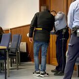 Der Angeklagte (r.) will sich zu den Vorwürfen zunächst nicht äußern.