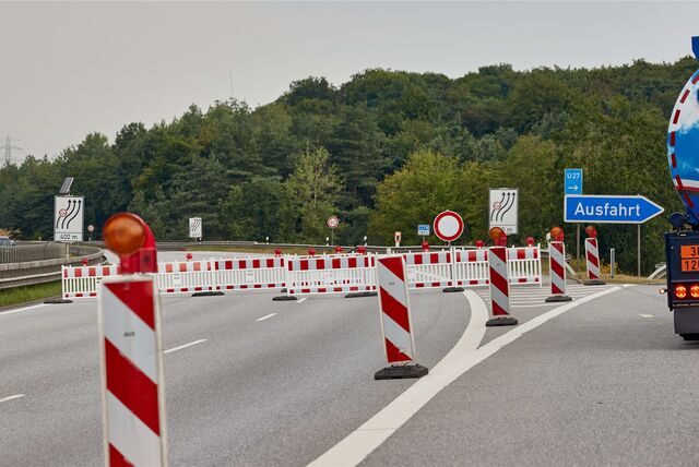 Blick auf die Absperrung mit Schildern und Warnbaken an der Abfahrt Hamburg-Heimfeld auf der Autobahn A7.