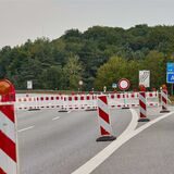 Blick auf die Absperrung mit Schildern und Warnbaken an der Abfahrt Hamburg-Heimfeld auf der Autobahn A7. 