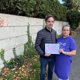 Petra Rettig-Reinold und Torsten Reinold würden gern einen Amazon-Paketschrank auf einer Ecke ihres Grundstücks in der Unnaer Gartenvorstadt aufstellen lassen.
