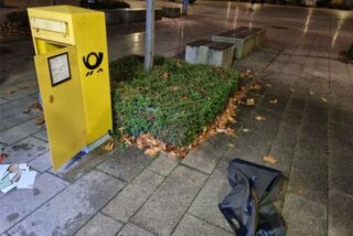 Der gelbe Postkasten am Markt stand am Wochenende in Flammen. Die Ursache ist noch unklar.