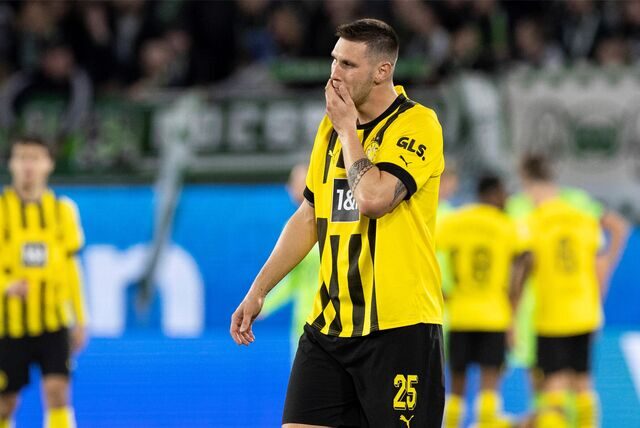 Niklas Süle wischt sich mit der Hand durchs Gesicht.