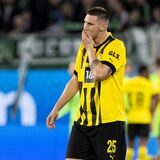 Niklas Süle wischt sich mit der Hand durchs Gesicht.