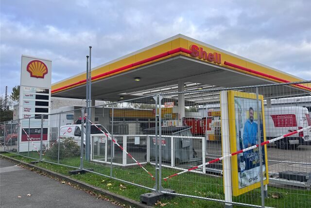 Die Shell-Tankstelle an der Kurt-Schumacher-Straße ist mit Bauzäunen abgesperrt.
