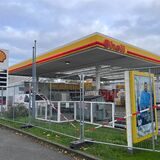 Die Shell-Tankstelle an der Kurt-Schumacher-Straße ist mit Bauzäunen abgesperrt.