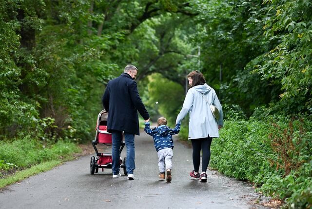 Eine Familie geht im Wald spazieren