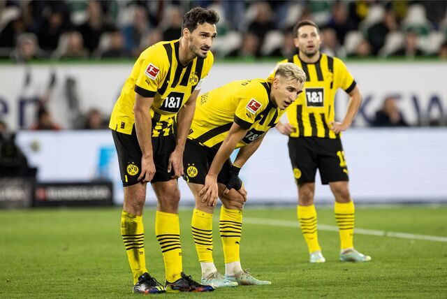 Gucken niedergeschlagen: Mats Hummels, Nico Schlotterbeck und Raphael Guerreiro.