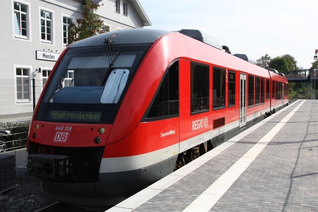 Eine Regionalbahn der DB (RB 54) steht am Bahngleis am Mendener Bahnhof