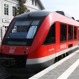 Eine Regionalbahn der DB (RB 54) steht am Bahngleis am Mendener Bahnhof