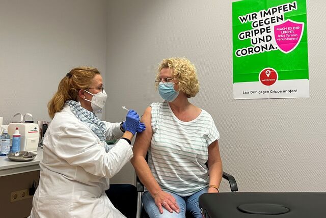 Marion Schwalk (l.) zeigt in einem Impfraum in der Unnaer Eulen-Apotheke an ihrer Kollegin, wie die Grippeimpfung abläuft.