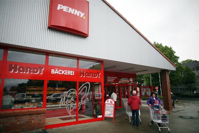 Kunden schieben am 23.05.2013 in Köln (Nordrhein-Westfalen) einem zum Rewe-Konzern gehörenden Penny-Markt ihre Einkaufswagen.