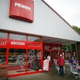 Kunden schieben am 23.05.2013 in Köln (Nordrhein-Westfalen) einem zum Rewe-Konzern gehörenden Penny-Markt ihre Einkaufswagen.
