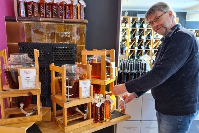 Uwe Grondey füllt in der Weinhandlung Barrique die Eigenkreation UNser Winter Glüh-Gin ab.